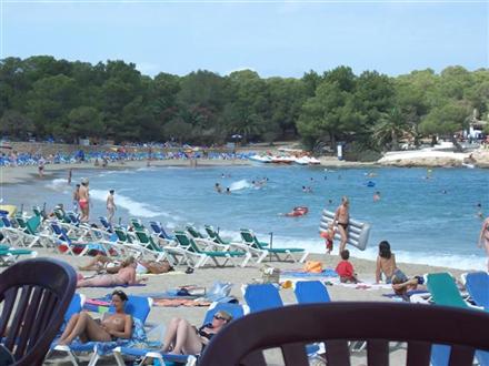 Entspannen am Strand irgendwo auf Ibiza