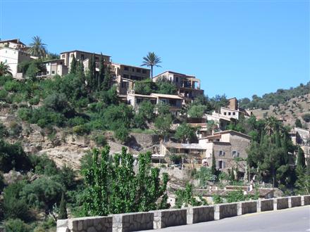 ein typisch mallorquinisches Dorf im Gebirge 